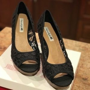 American Eagle black lace wedge in 7.5